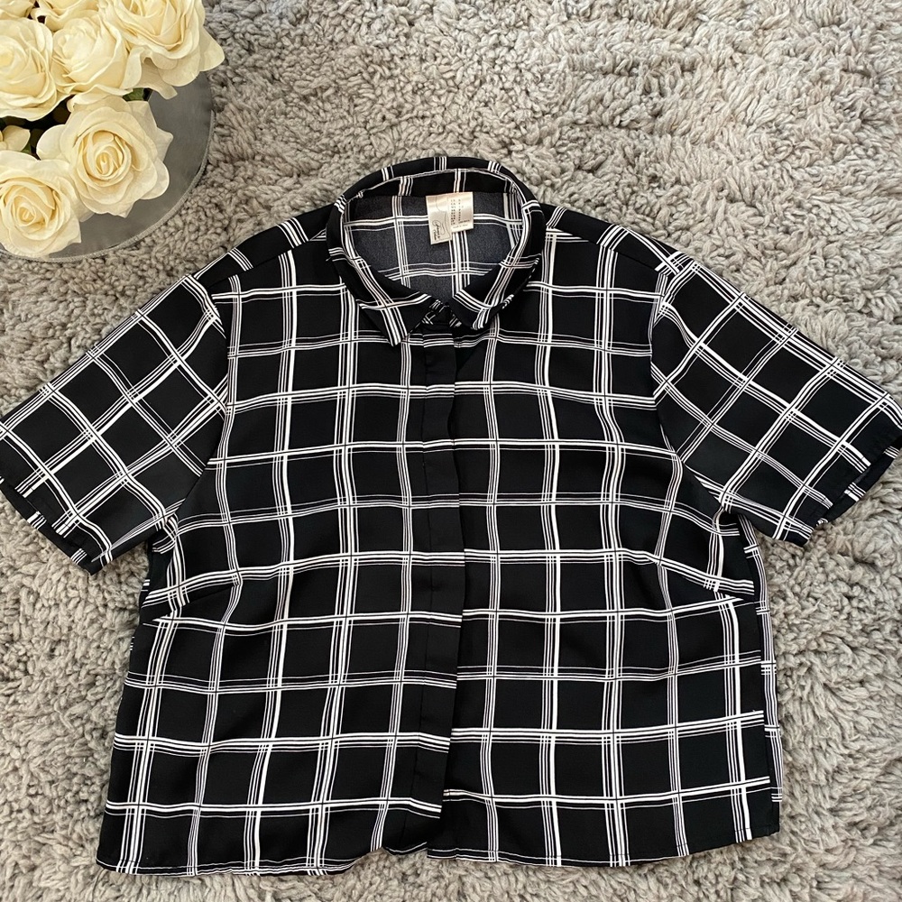 Forever 21 Exclusive: Black Short Sleeve Button up with White Stripes Size Small